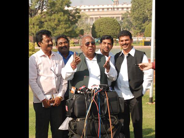 విహెచ్ వాదన..