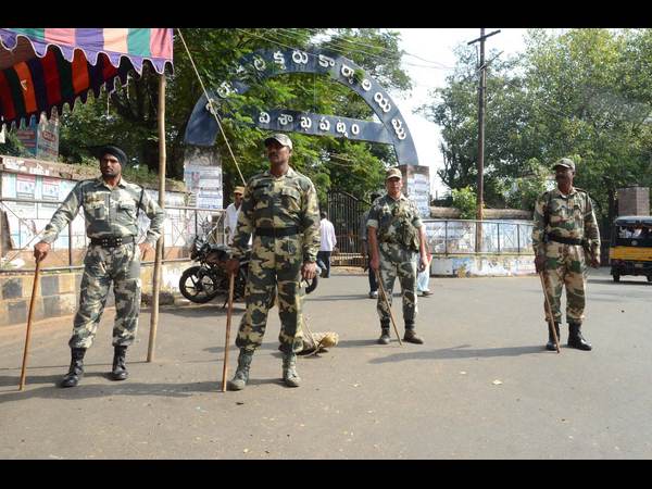 కలెక్టరేట్ వద్ద భద్రత