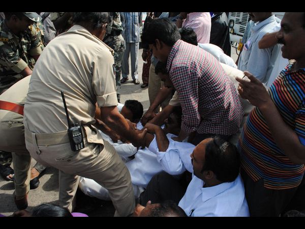 ఆందోళనకారులను తొలగిస్తున్న పోలీసులు