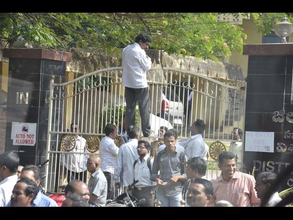 న్యాయవాదుల ఆందోళన..