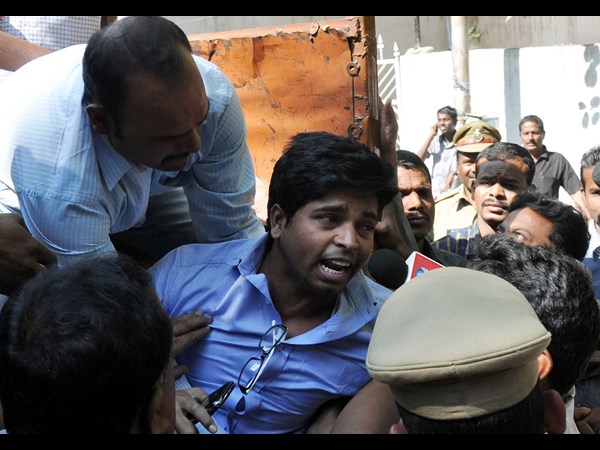 ముట్టడి 7