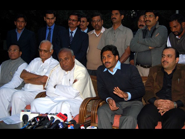 దేవెగౌడతో బేటీ.. దేవెగౌడతో బేటీ..