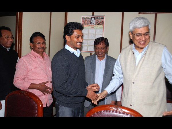 కారత్ సహకారం.. కారత్ సహకారం..