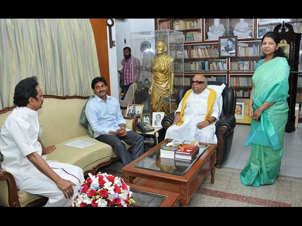 కరుణానిధితోనూ జగన్ భేటీ.. కరుణానిధితోనూ జగన్ భేటీ..