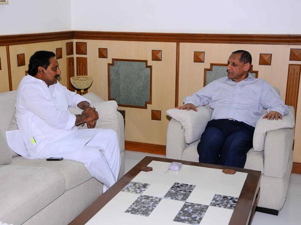 Kiran Kumar Reddy meets Governor EL Narasimhan Kiran Kumar Reddy meets Governor EL Narasimhan