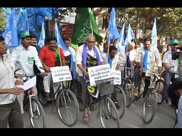 సైకిల్‌పై జూలకంటి..