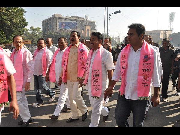గులాబీ కండువాలతో తెరాస ఎమ్మెల్యేలు