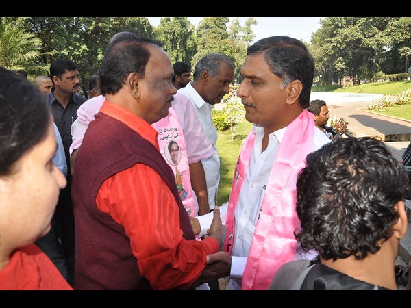 గుండా మల్లేష్‌తో హరీష్