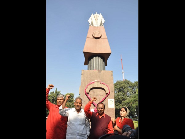 అమరవీరుల స్థూపం వద్ద సిపిఐ ఎమ్మెల్యేలు