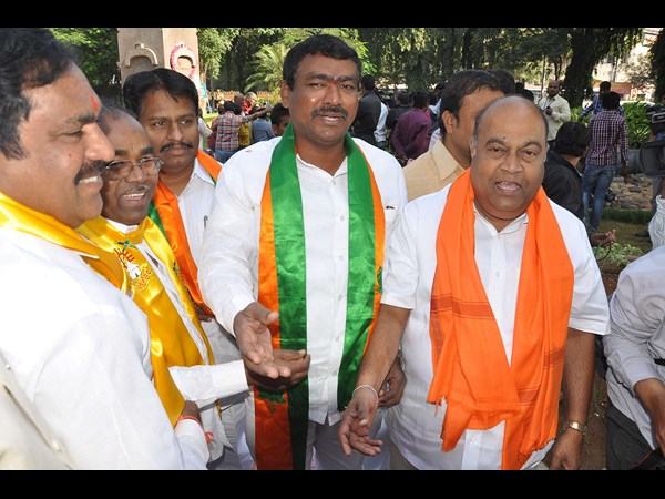 పాత మిత్రుడు నాగంతో ఎర్రబెల్లి