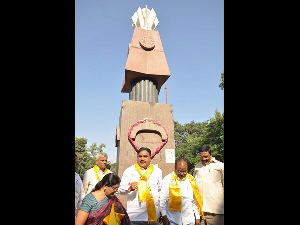 అమరవీరుల స్థూపం వద్ద టిడిపి టీ ఎమ్మెల్యేలు