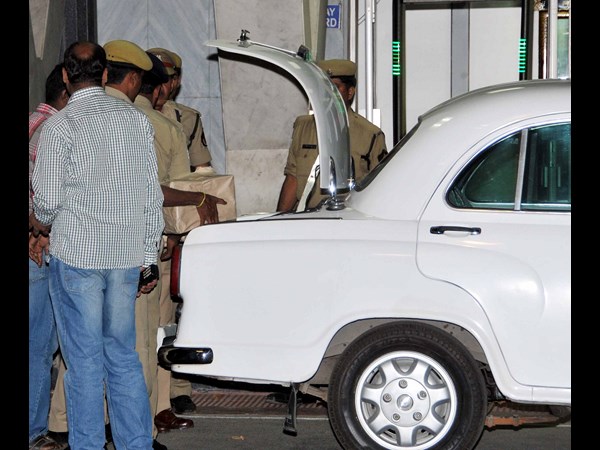 బండిల్స్ తీస్తూ..