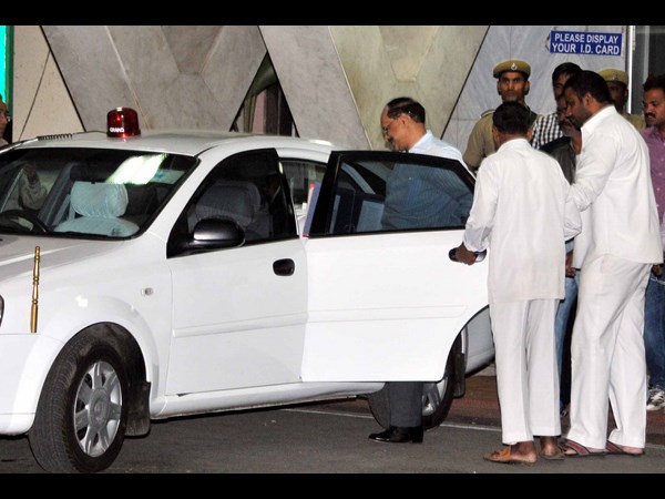 మహంతికి బిల్లు ప్రతులు