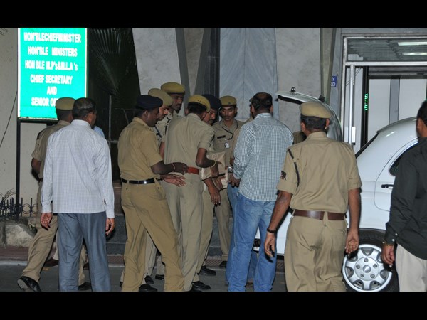 బండిల్స్‌ను మోసుకెళ్తూ..