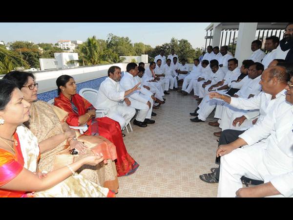 సమావేశంలో దామోదర..