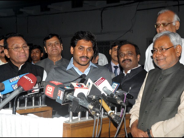 నితీష్ కుమార్‌తో జగన్..