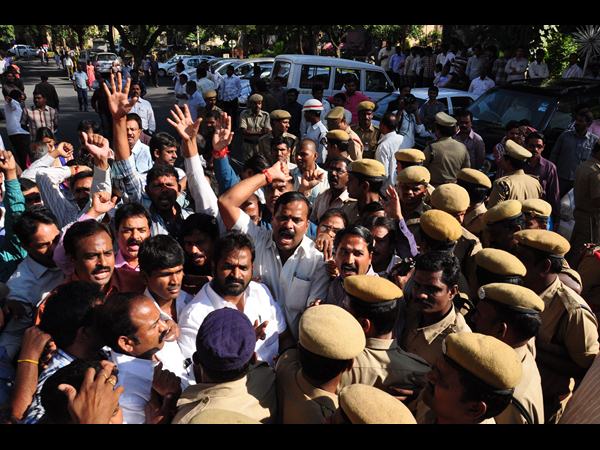 అడ్డుకున్న పోలీసులు..