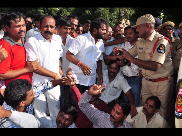 తెలంగాణ ఉద్యోగుల బైఠాయింపు..