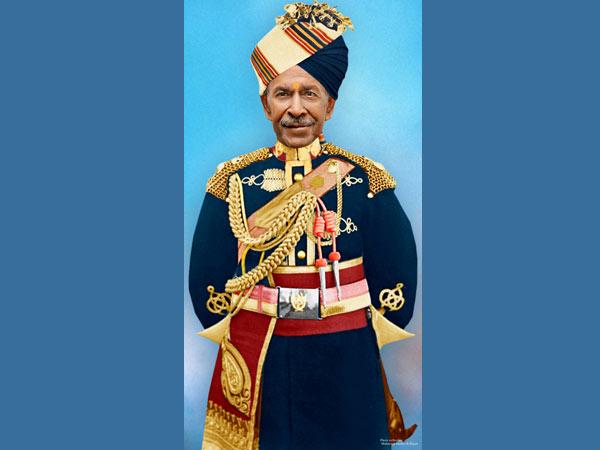 రాజ వస్త్రాధరణలో..