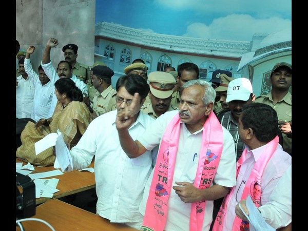 నన్నపనేని బైఠాయింపు.. నన్నపనేని బైఠాయింపు..