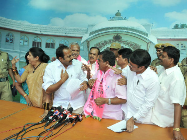 ఇలా వాగ్వివాదం.. ఇలా వాగ్వివాదం..