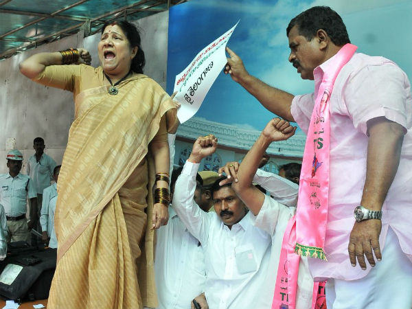 బల్లపైకి చేరుకుని నినాదాలు.. బల్లపైకి చేరుకుని నినాదాలు..