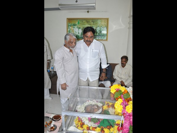 ఎర్రబెల్లి నివాళులు..