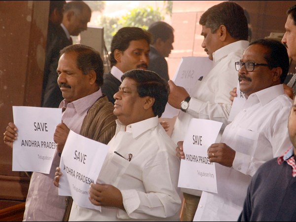 లోనికి వెళ్తూ జగన్..