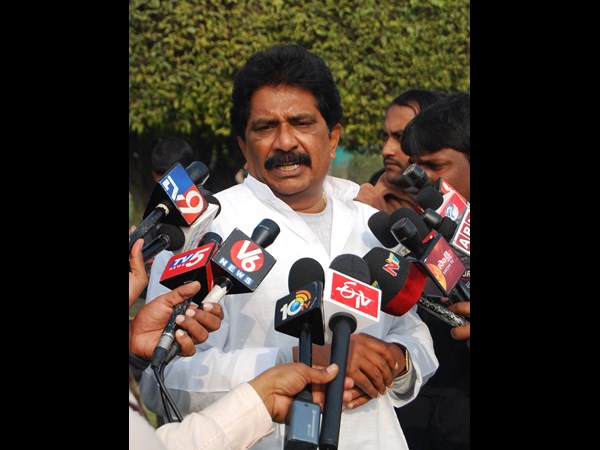 కాంగ్రెసు అధిష్టానంపై ఫైర్..