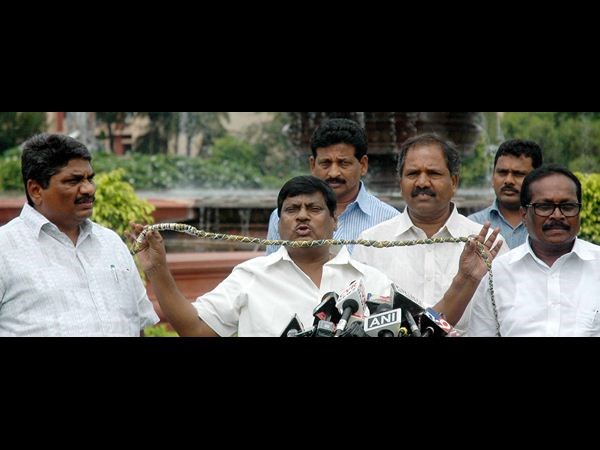 కొరడాతో కొట్టుకున్నారు..