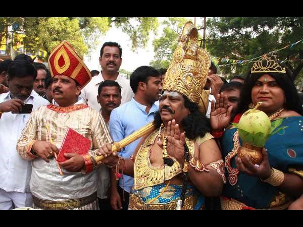 చిత్రగుప్తుడి వేషంలో...