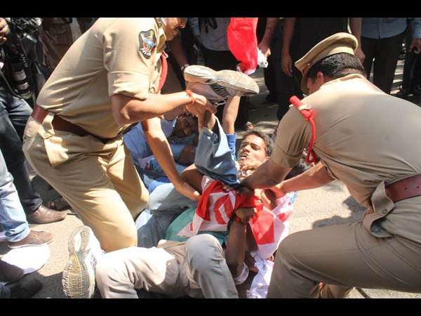 ధర్నా చేస్తున్న విద్యార్థులతో పోలీసులు..