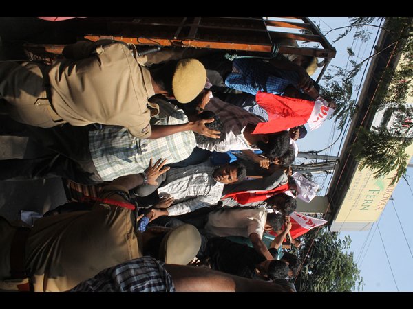 విద్యార్థుల అరెస్టు..