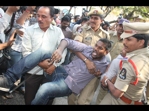 ఆందోళనకారుడిని ఎత్తుకెళ్తున్న పోలీసులు..