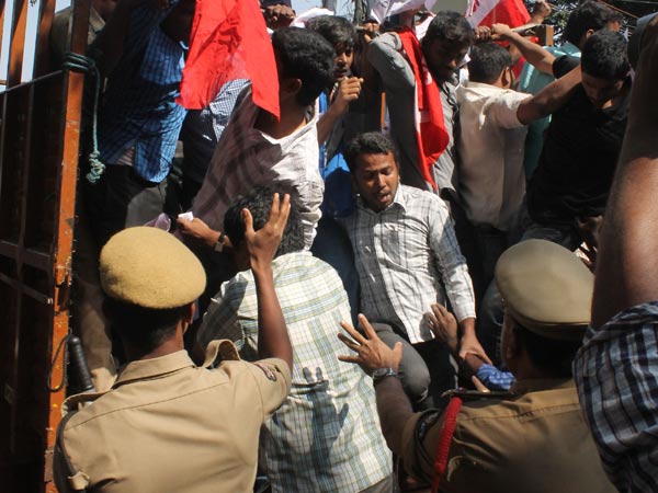 విద్యార్థుల అరెస్టు..