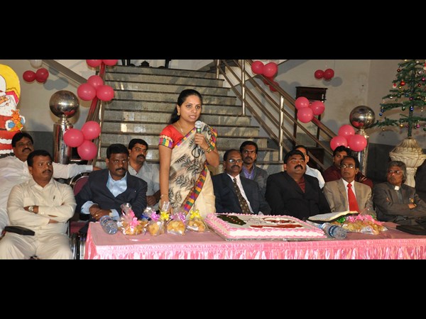 ప్రసంగిస్తున్న కవిత