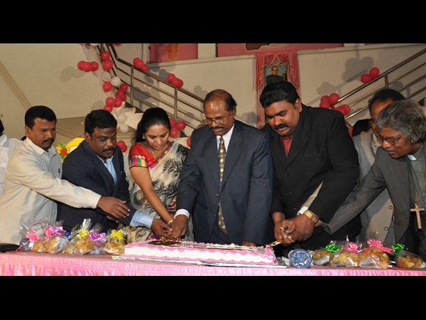 కేక్ కట్ చేసిన కవిత