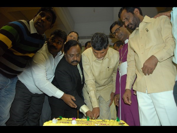 క్రిస్మస్ కేక్ కట్ చేస్తూ..