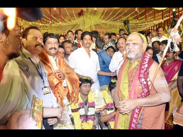 దంపతులకు ఆశీర్వాదం