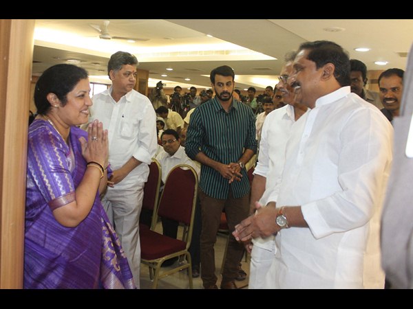 కిరణ్ రెడ్డికి పురంధేశ్వరి నమస్కారం