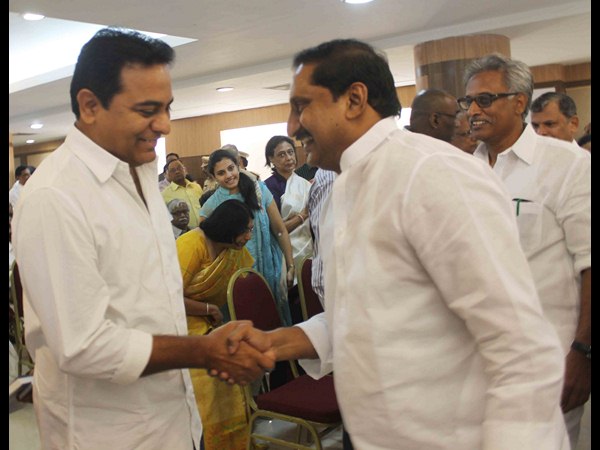 కిరణ్ రెడ్డి, కెటిఆర్ ఇలా నవ్వుతూ..