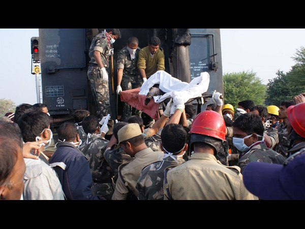 మృతదేహాల తరలింపు..