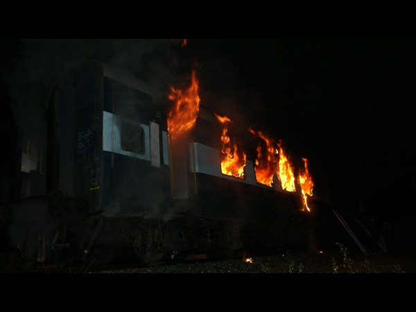 మంటల్లో రైలు బోగీ..