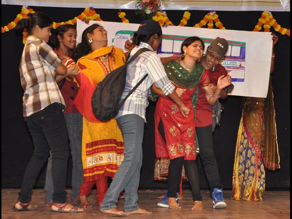 మహిళ 2