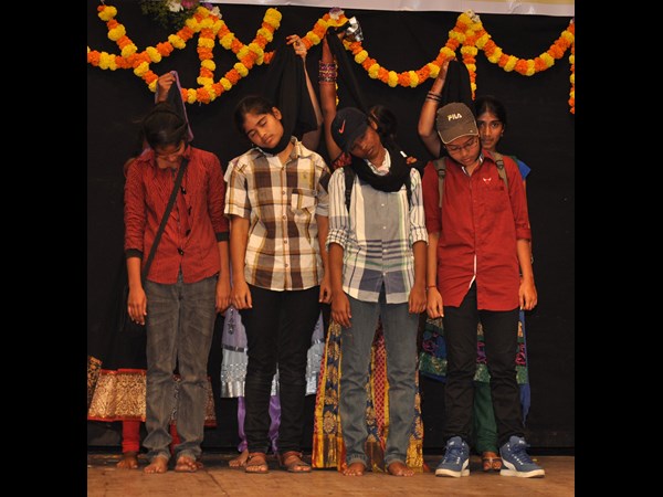 మహిళ 3
