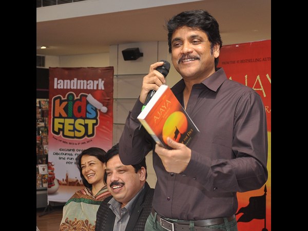 మాట్లాడుతున్న నాగార్జున