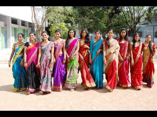 యువతులు 1