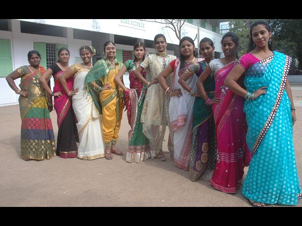 యువతులు 2