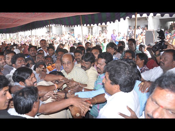 రౌతు, బుచ్చయ్య కలబడ్డారు..