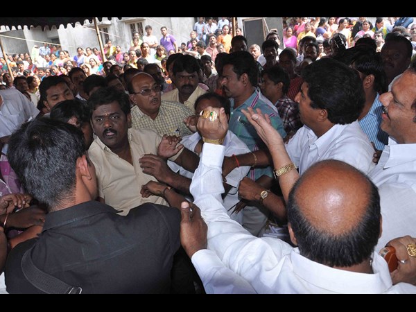 బుచ్చయ్య చౌదరిపైకి రాళ్లు